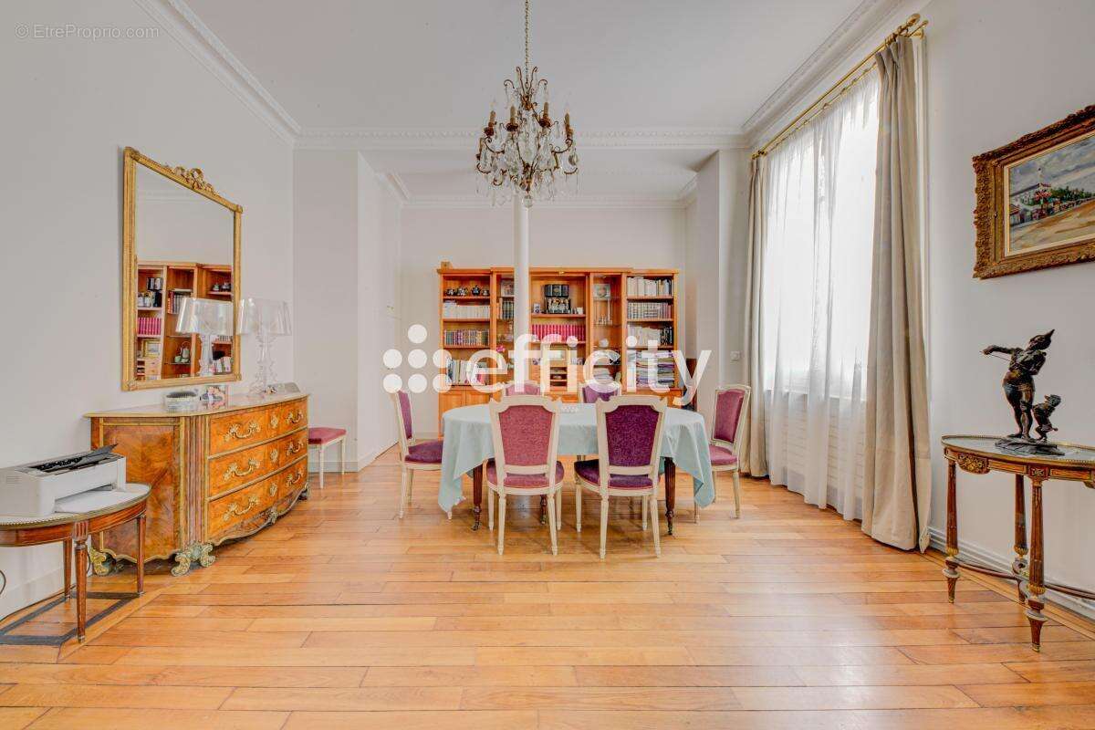 Appartement à PARIS-7E