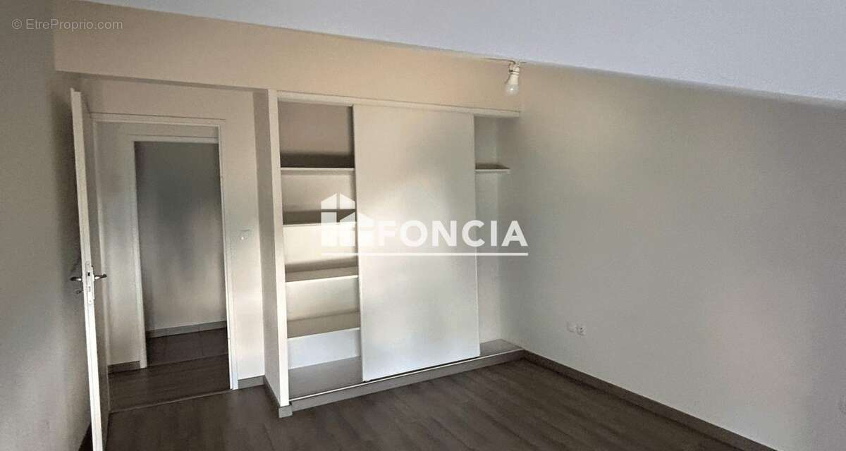 Appartement à PINS-JUSTARET