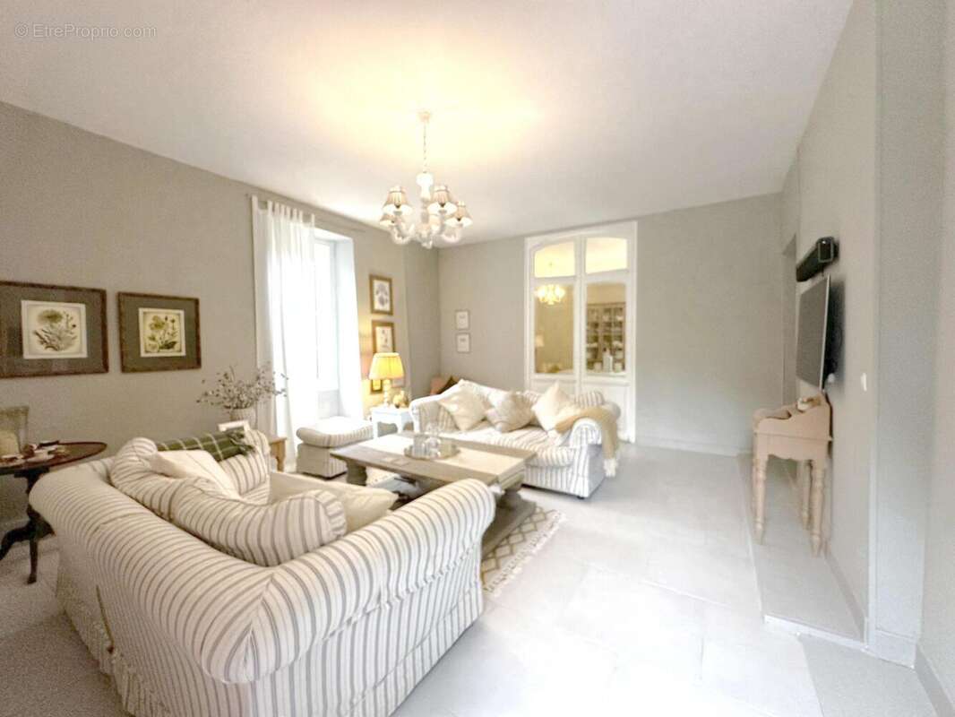 Maison à SERRES-ET-MONTGUYARD