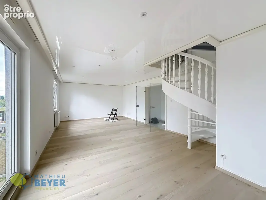 ACHENHEIM – Superbe duplex 4 pièces avec 2 terrasses, cave et stationnements - photo 2