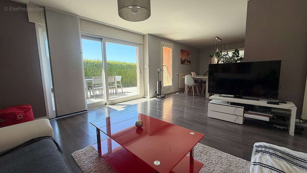 Séjour ? Vue terrasse - Appartement à CRANVES-SALES