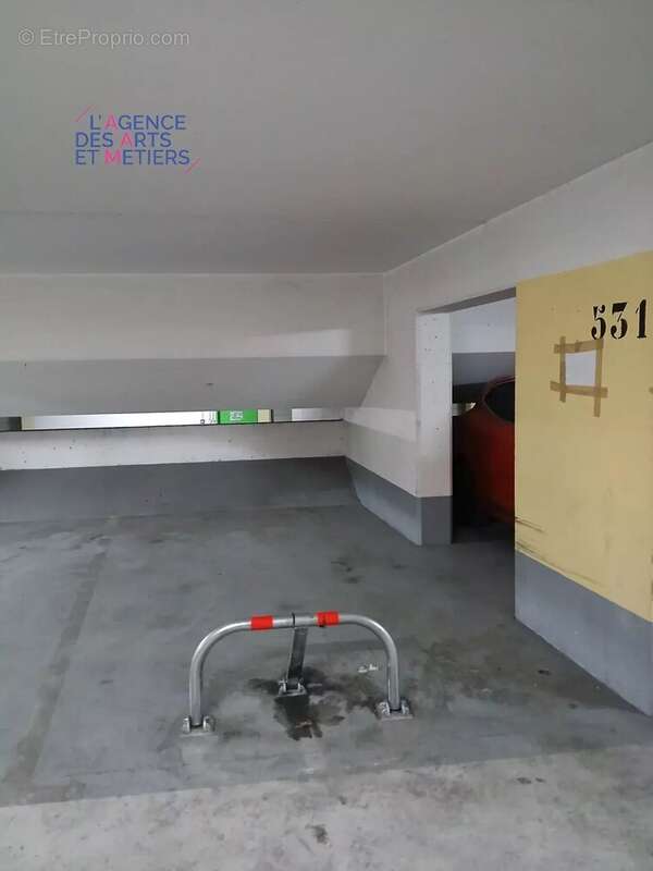 Parking à PARIS-3E