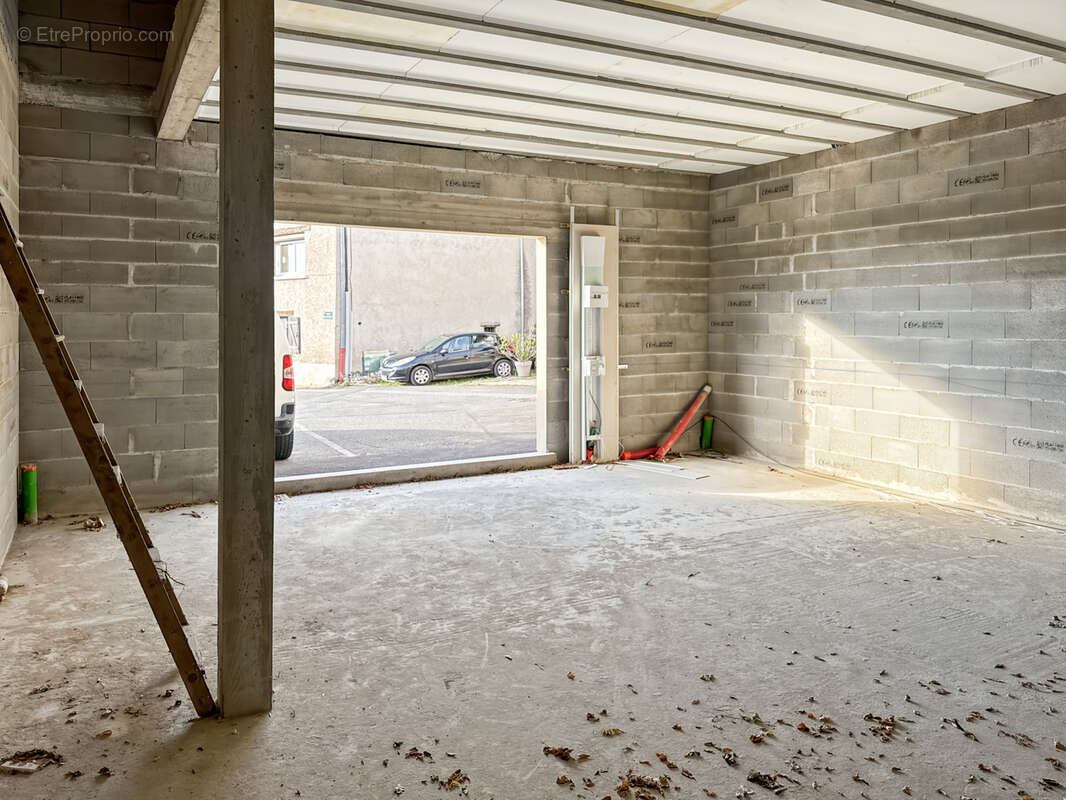 À Vendre Plateau neuf en Frais de Notaire réduits à finir d'Aménager   Proche Trévoux, Hyper-Centre Village - photo 3