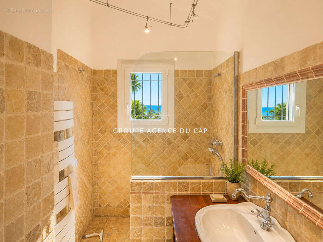 Villa à vendre avec 4 chambres et piscine à 100m des criques de saint-aygulf - photo 17