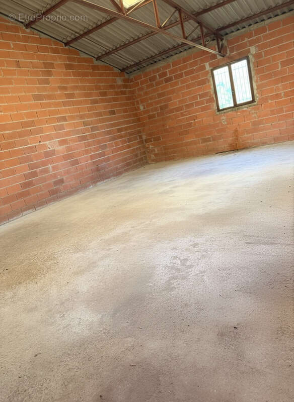 Parking à VILLENEUVE-LES-CORBIERES