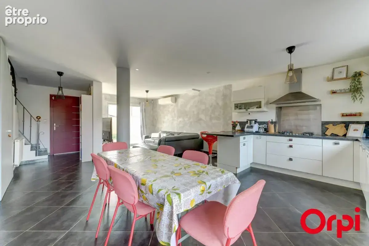 Maison récente de 105 m² avec quatre chambres sur un terrain de 317 m² à Vaulx-en-Velin - photo 2