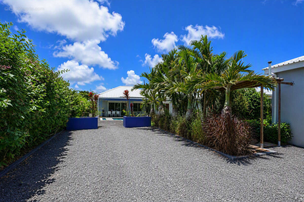 Villa avec bungalow indépendant, piscine et fort potentiel locatif à Saint-François - photo 11