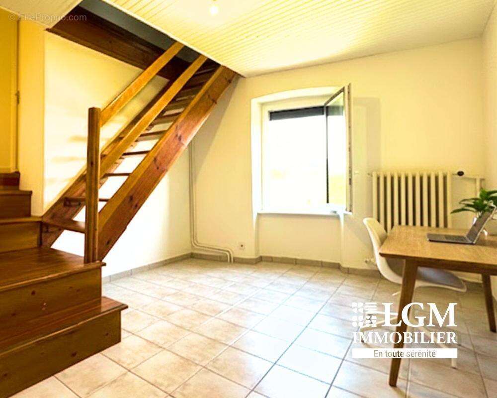 Maison à LE BREUIL-SUR-COUZE