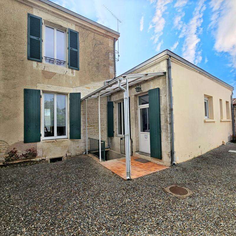 Maison à CHAMPAGNE-LES-MARAIS