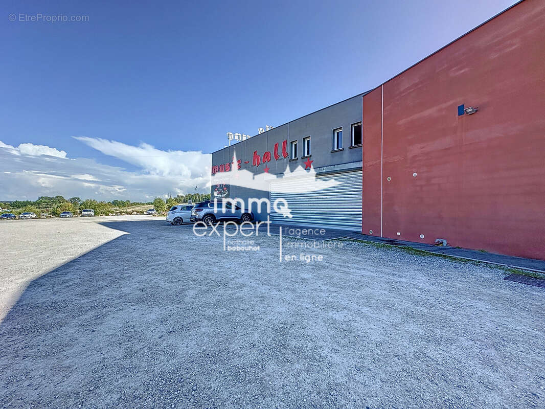 CHARMES   Murs commerciaux d'exception de 1 075 m2   Restaurant, Bar & Salle de Spectacle - photo 2