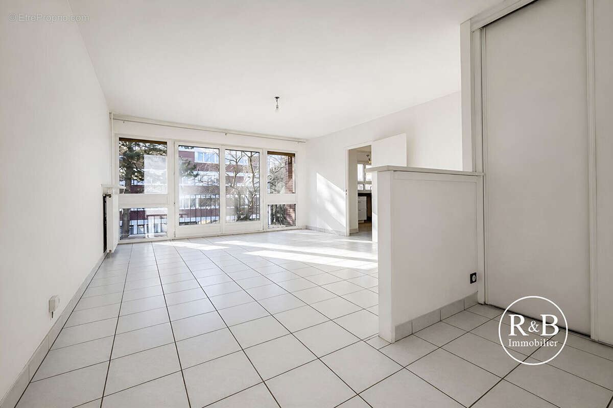 Appartement à LES CLAYES-SOUS-BOIS