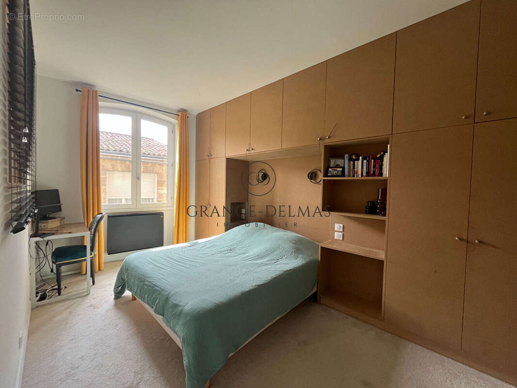 Appartement T3 entièrement rénové  avec cave - Immeuble en pierre - CHARTRONS - photo 3