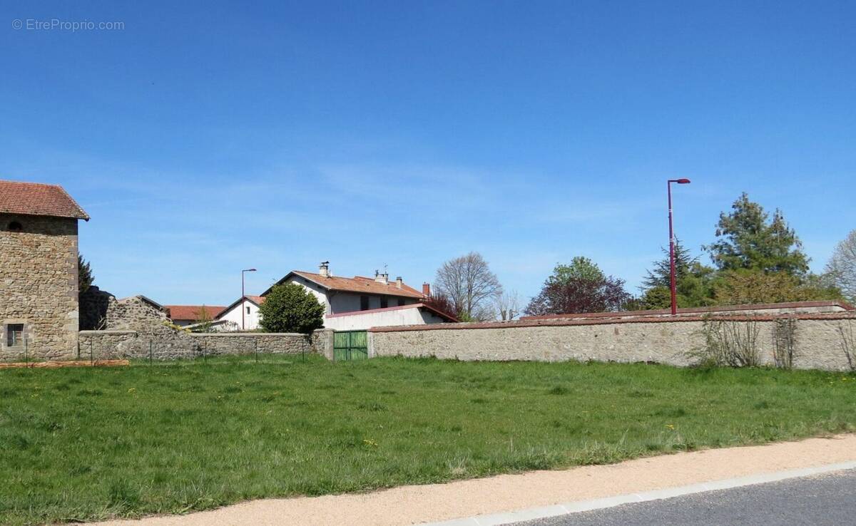 Terrain à BELLEVUE-LA-MONTAGNE