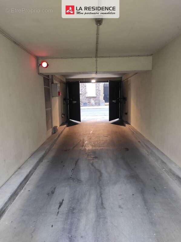 Parking à PARIS-18E