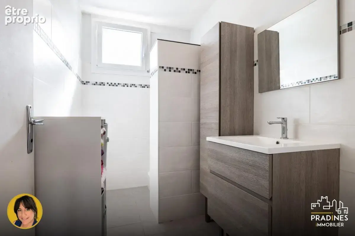 Pierre-Bénite - T3 lumineux de 70 m² avec balcon, parking, c - photo 11