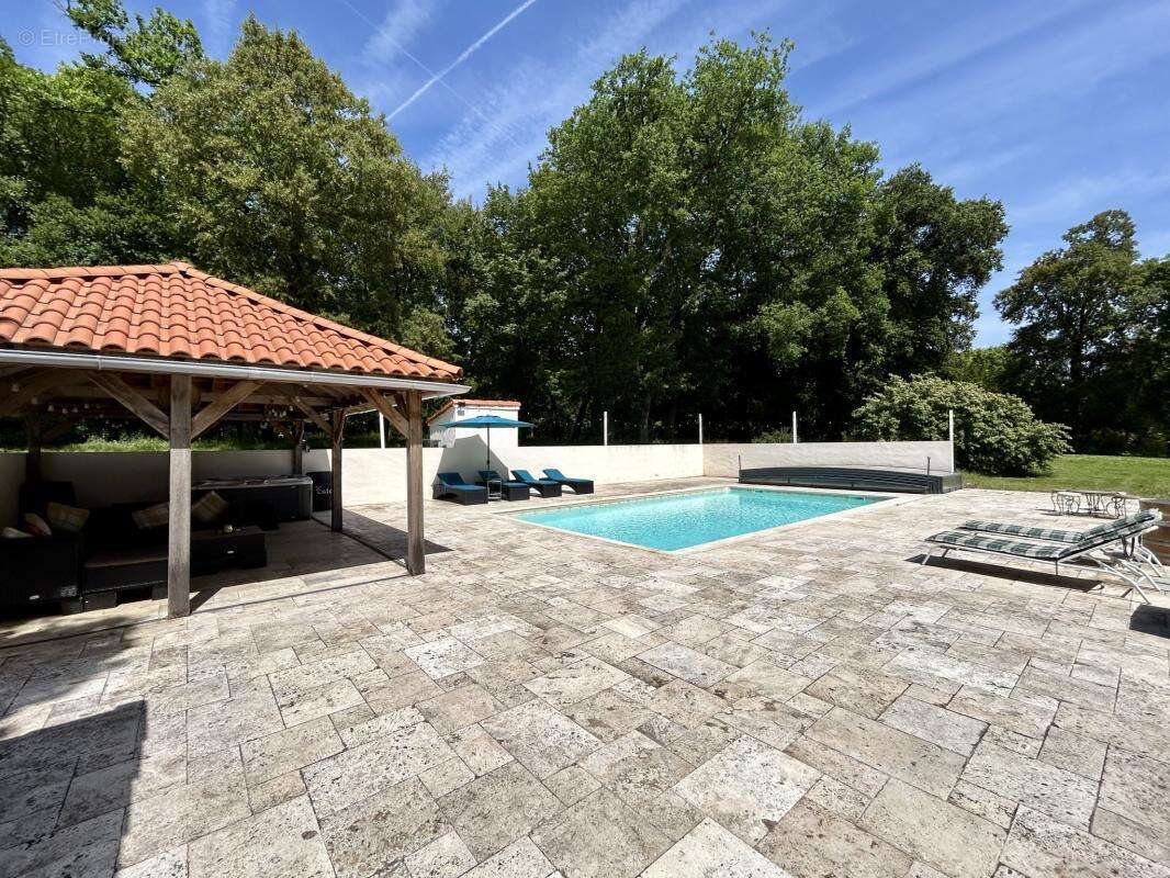 Maison à AIGRE