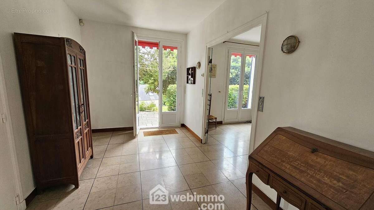 Une spacieuse entrée de 11 m² avec son grand placard. - Maison à MILLY-LA-FORET