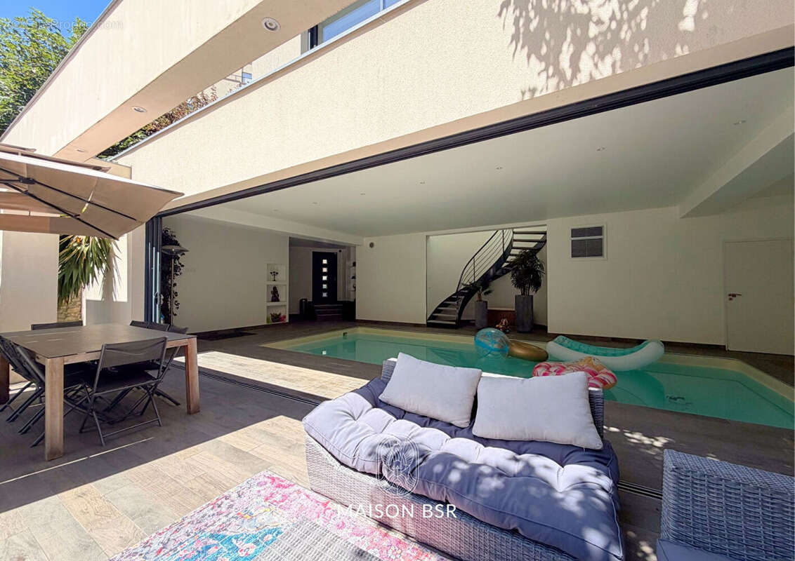 Rare hôtel particulier d'exception avec piscine intérieure et dépendance - photo 5
