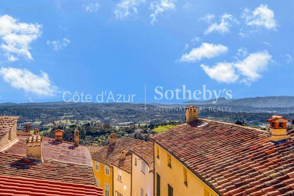 Maison à CHATEAUNEUF-GRASSE