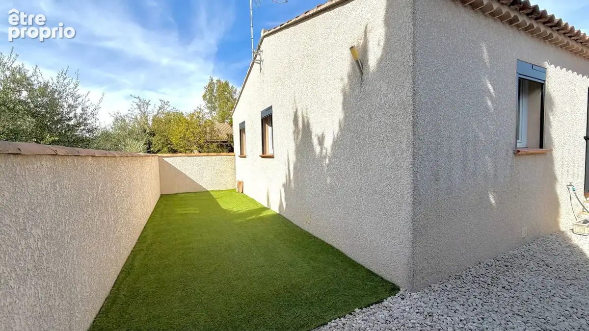 Villa de plain pied sur 442 m² de terrain, clos, arboré et paysagé. - photo 16