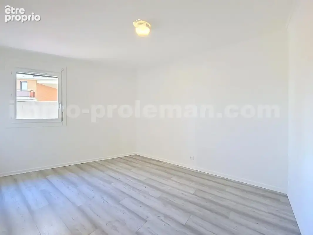 Appartement_T4_Annemasse_belle_superficie_proximitée_frontière_Suisse_tram_Ceva_direction_GENEVE_Frontaliers_Cuisine_Séjour_Terrasse_Chambre_1_