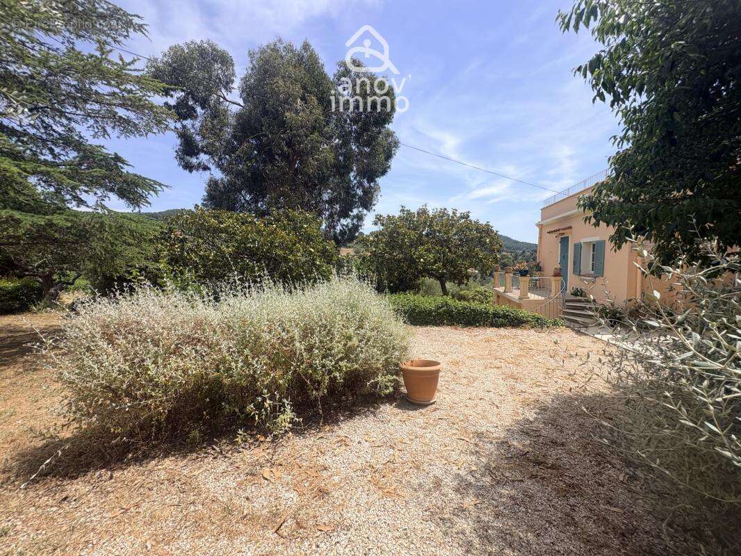 Maison à LE CASTELLET