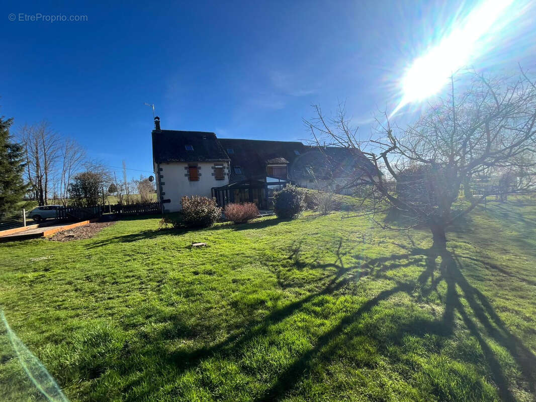 Maison à SAINT-SAUVES-D'AUVERGNE