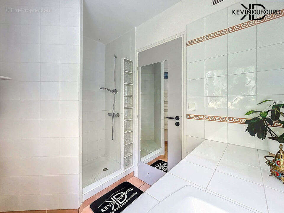 Maison à SAINT-ETIENNE-DE-FONTBELLON