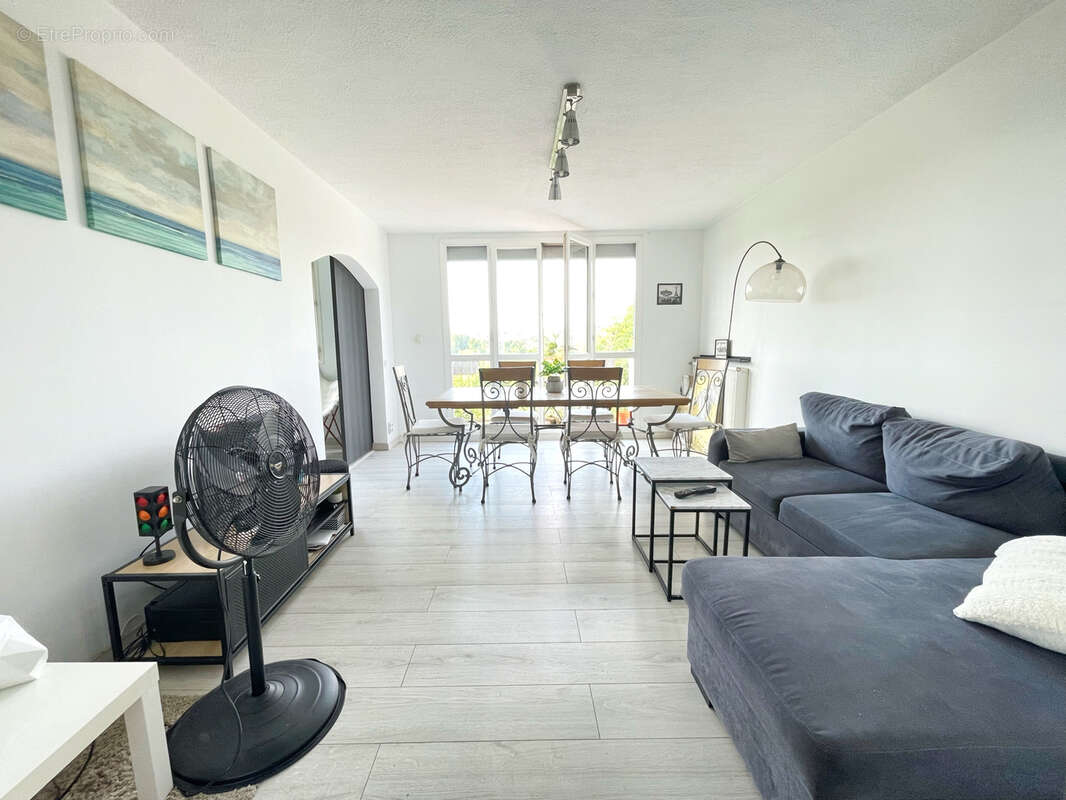 Appartement à PIERRE-BENITE