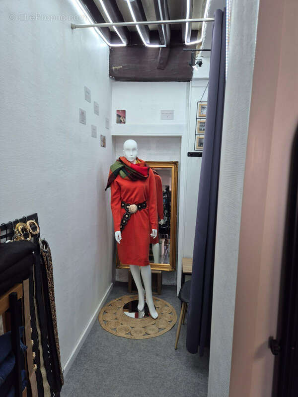 Commerce à SAINT-ETIENNE-DU-BOIS