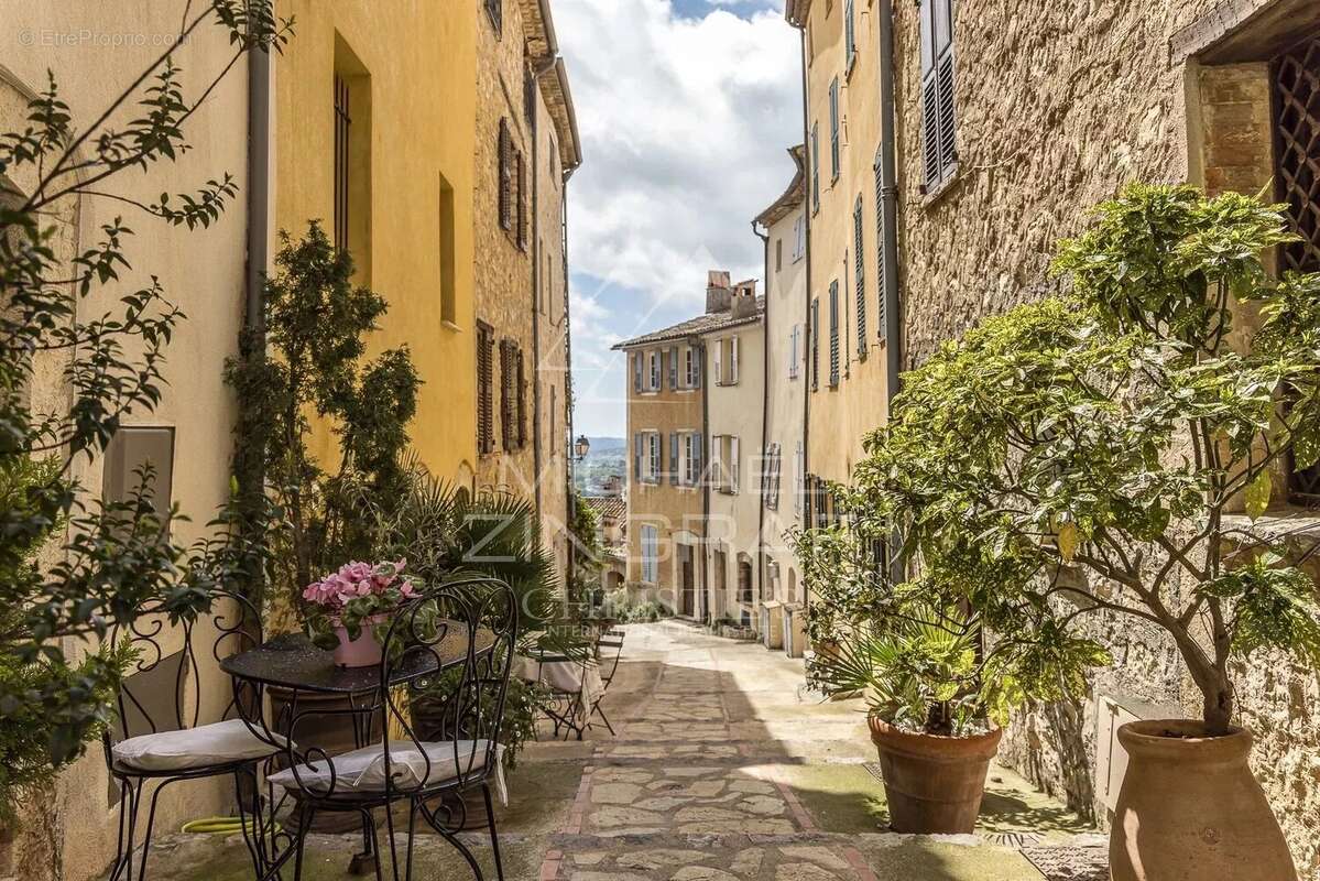 Appartement à CHATEAUNEUF-GRASSE