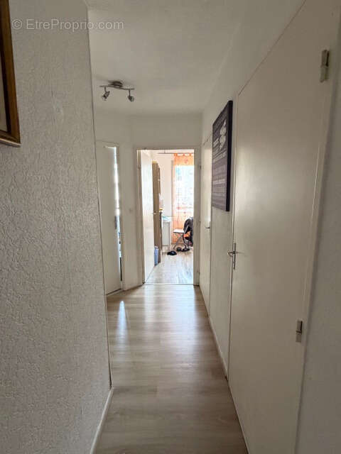 Clermont Ferrand pradelle T5 de 96 m2, 3 chambres, balcon, séjour double, sdb, cuisine équipée libre, parking - photo 2