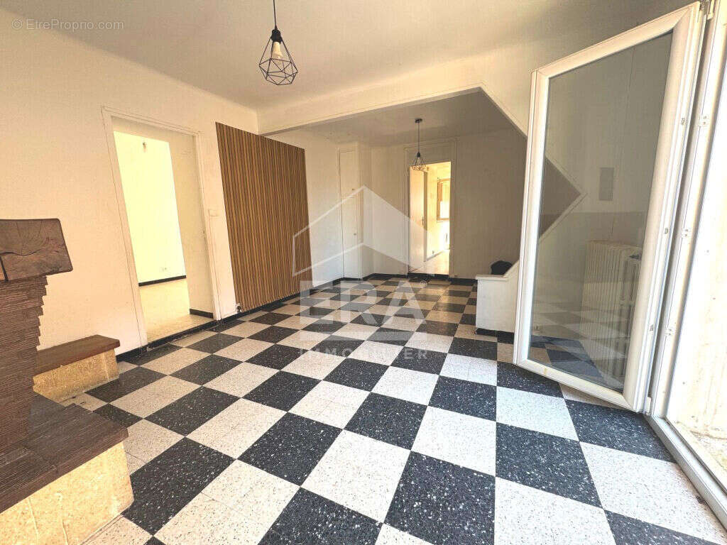 Maison à SAINT-MITRE-LES-REMPARTS