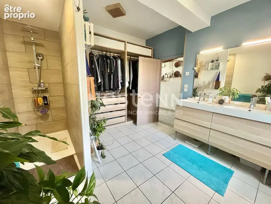 Maison de ville de 209 m² avec cinq chambres cour atelier et toiture rénovée au coeur dun village du Minervois - photo 9