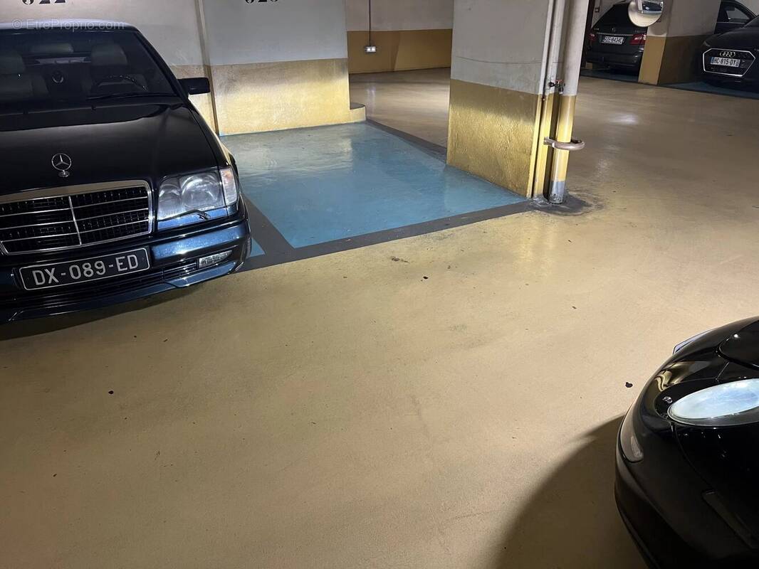 Parking à PARIS-16E