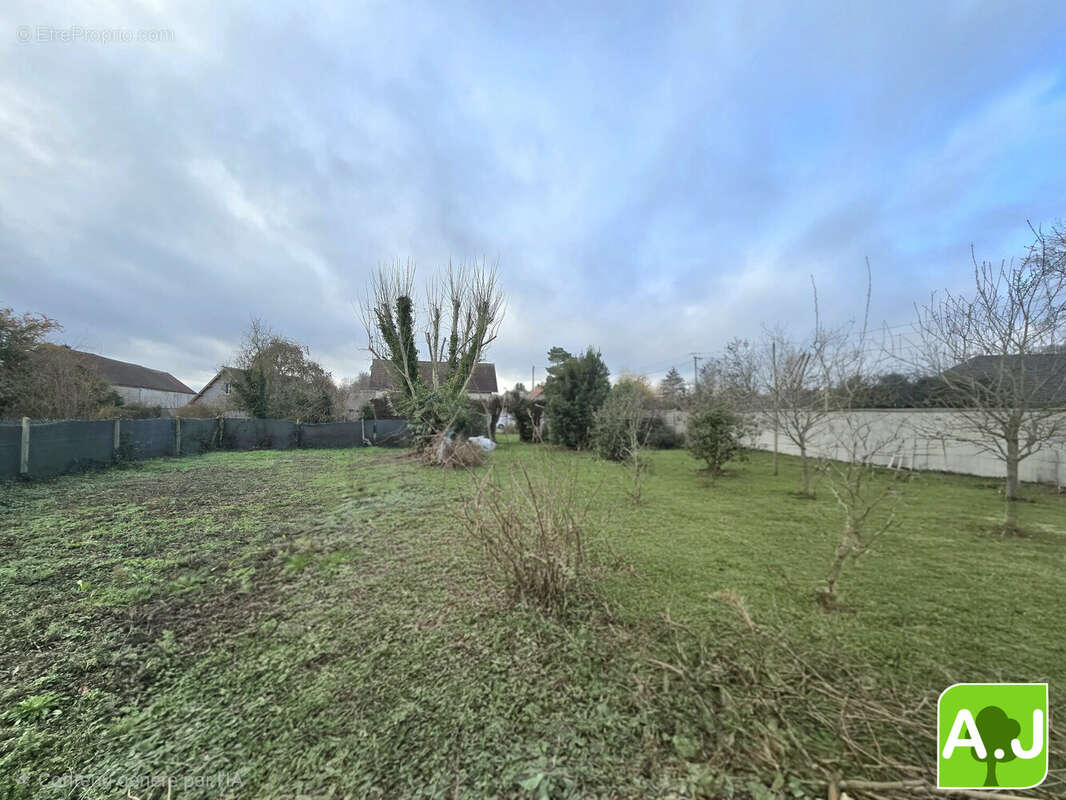 Terrain à MARCILLY-LA-CAMPAGNE