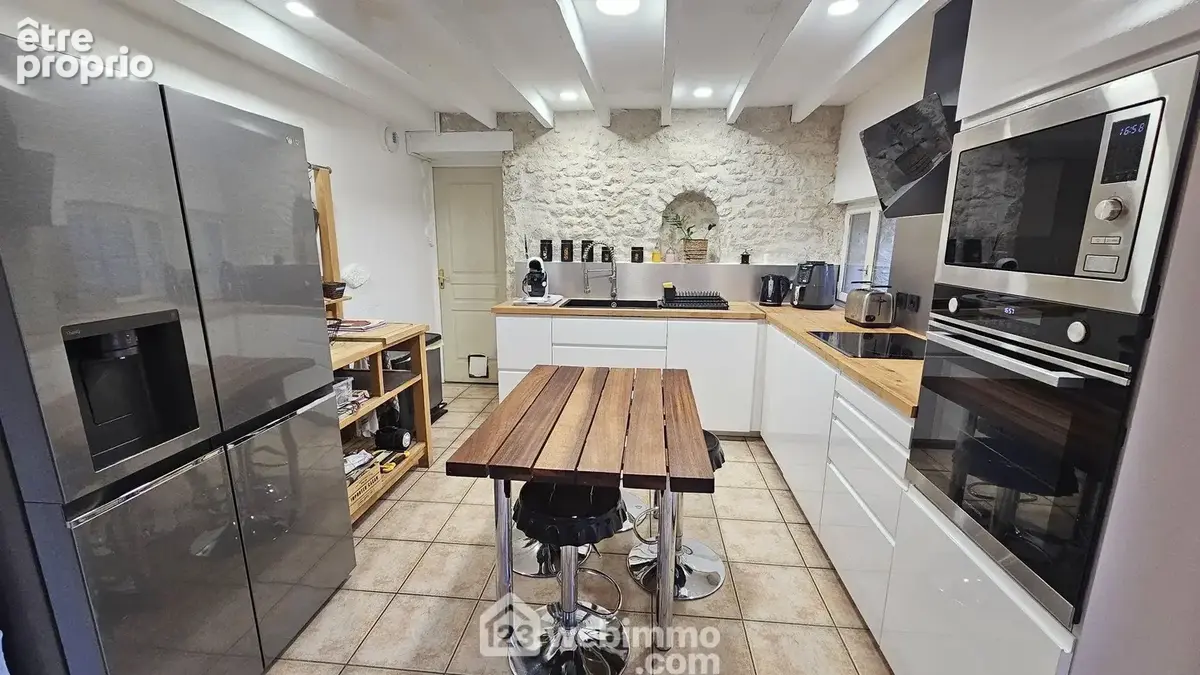 Une cuisine toute neuve de 11 m² avec son arrière cuisine.