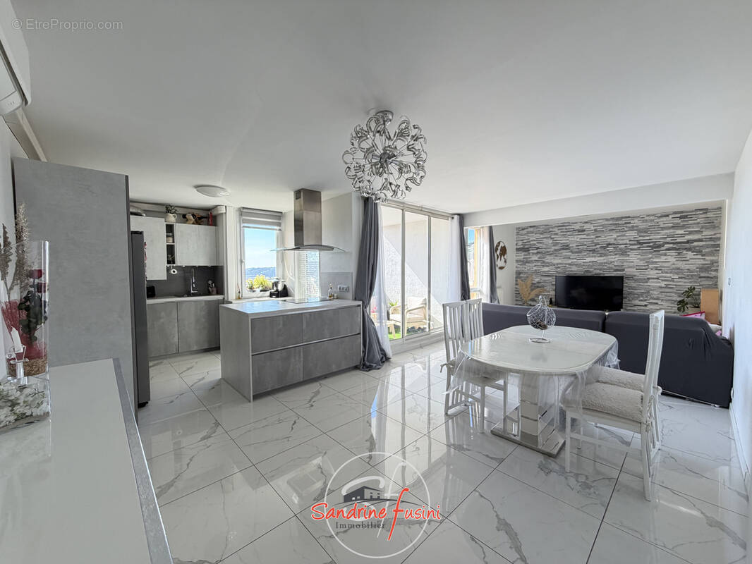Appartement à CARROS