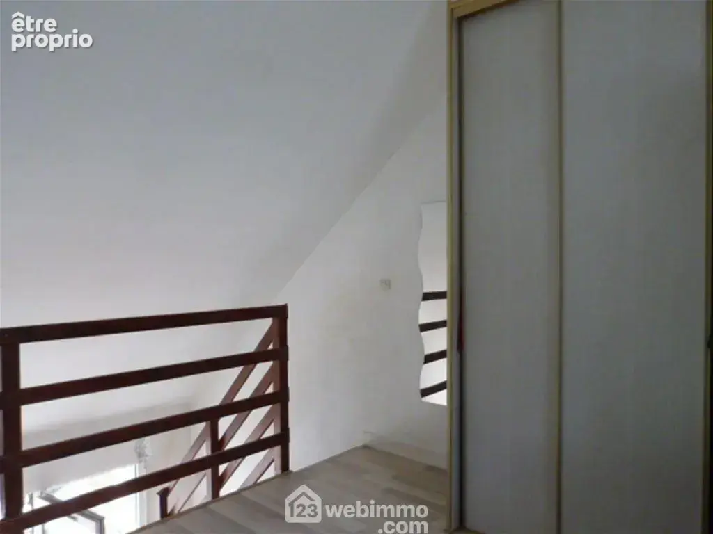 Au sol un parquet stratifié unifie l'ensemble de l'appartement