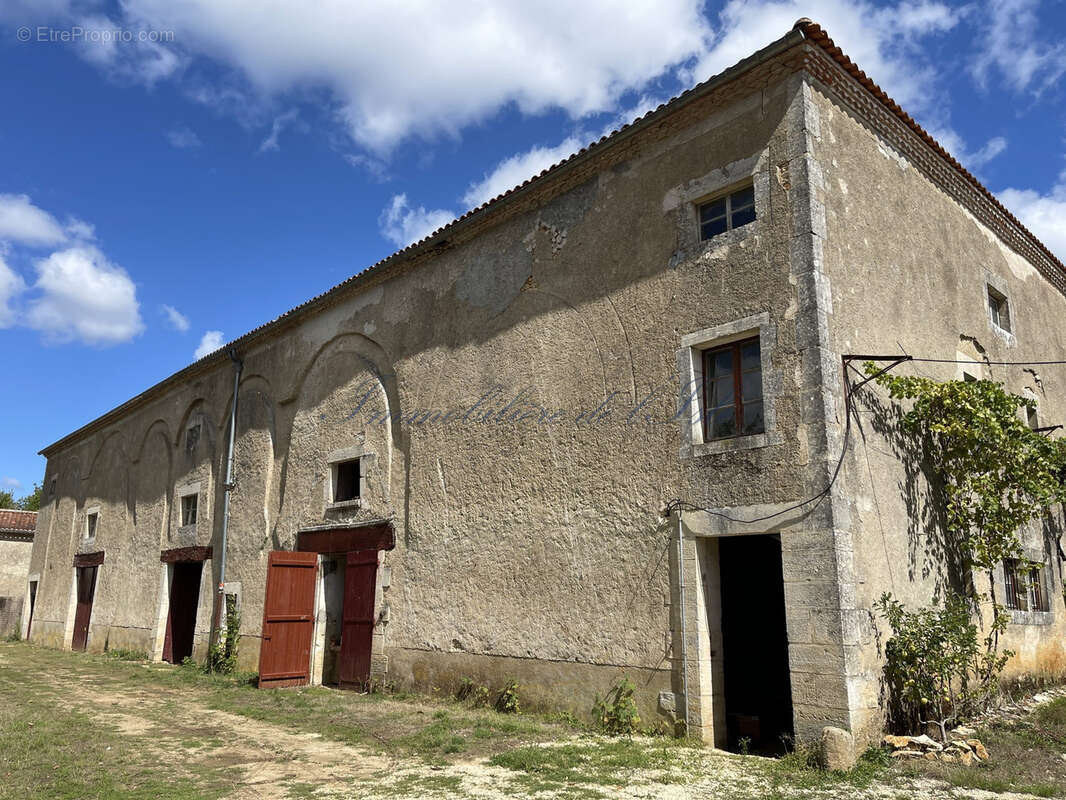 Maison à JAVERLHAC-ET-LA-CHAPELLE-SAINT-ROBERT