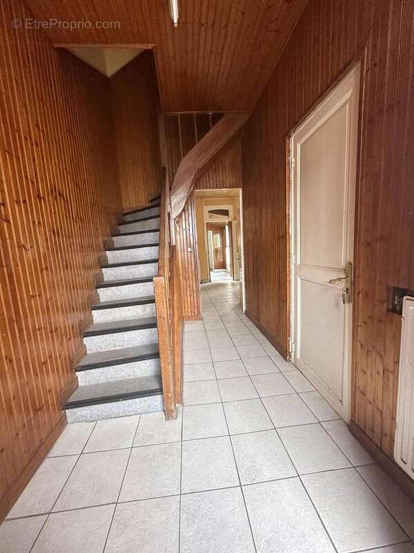 L'entrée de 7 m² distribue... - Maison à LAON
