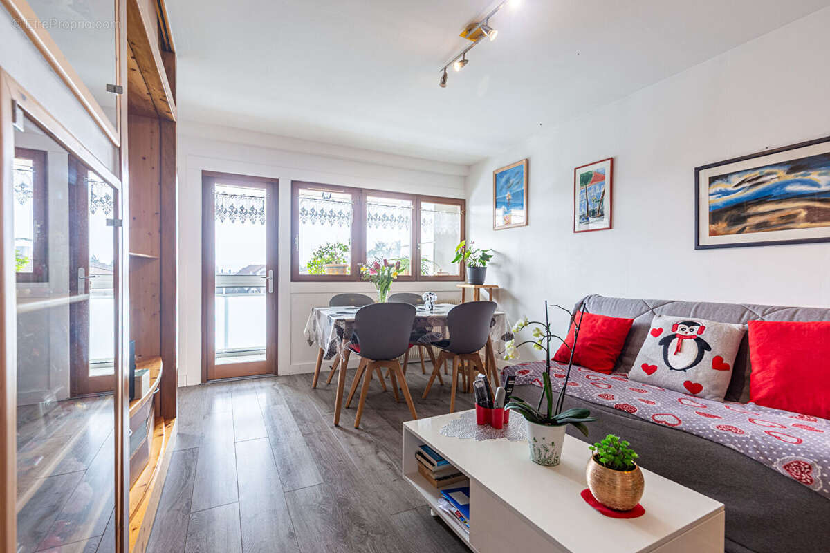 Agence immobiliere laforet - exclusivite - "coccinelle" - appartement t3 de 44,59m2 - veranda - cave - dernier etage - dpe d - r - photo 2