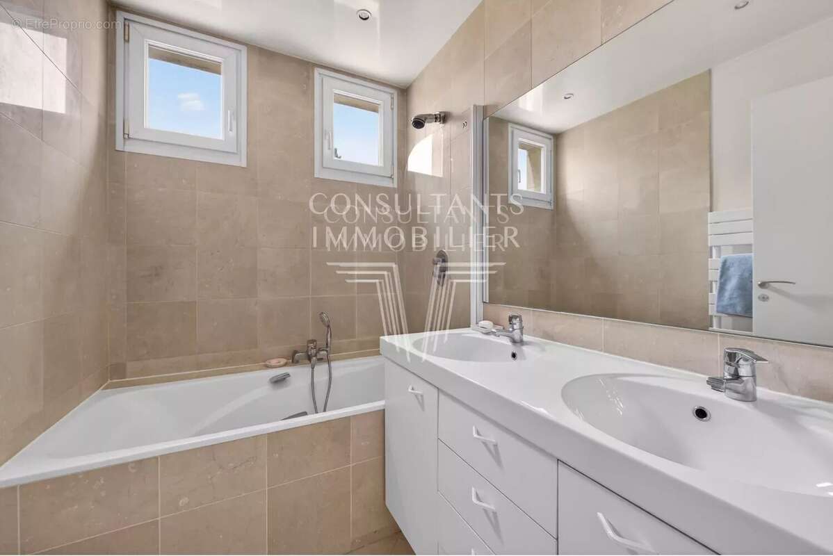 Appartement à NEUILLY-SUR-SEINE