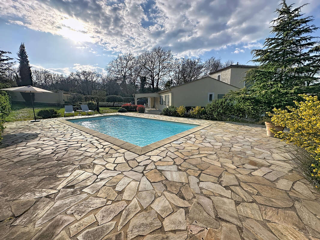 Maison à BAGNOLS-EN-FORET