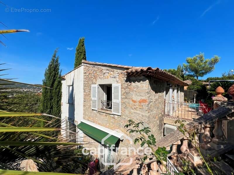 Maison à vendre 6 pièces HYERES (83) - Charme de l'ancien - 4 chambres - 200m2 habitables - Piscine - possibilité 2 appartements - photo 13