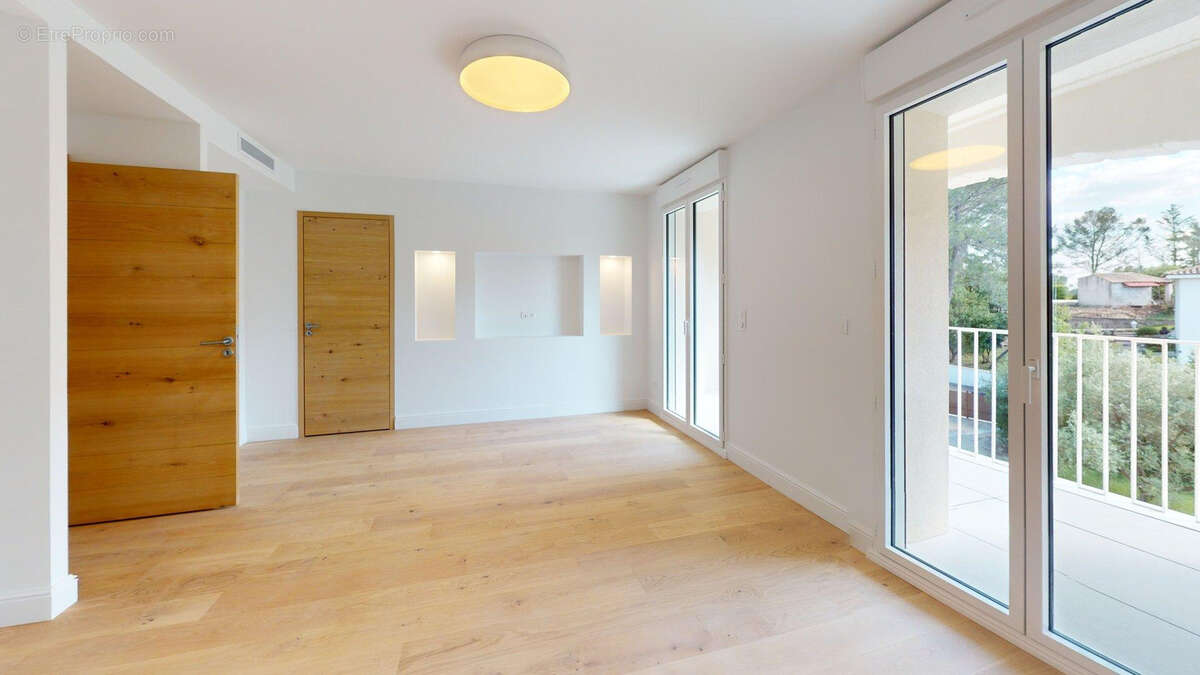 Maison à SAINT-CLEMENT-DE-RIVIERE