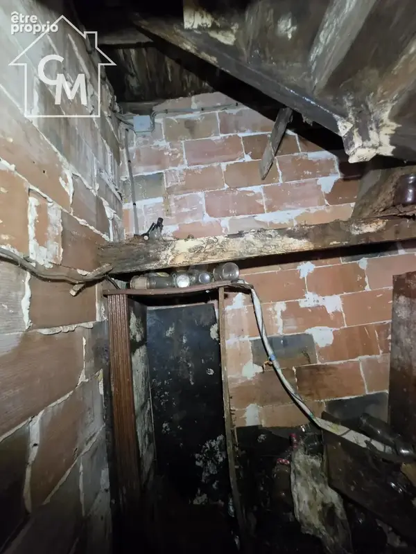 Maison à rénover entièrement avec dépendances et terrain - photo 18