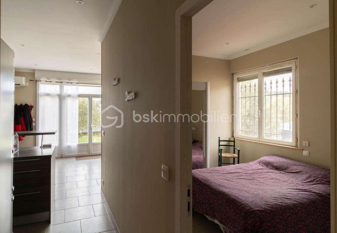 Belle villa de plain-pied avec annexes et piscine - photo 24