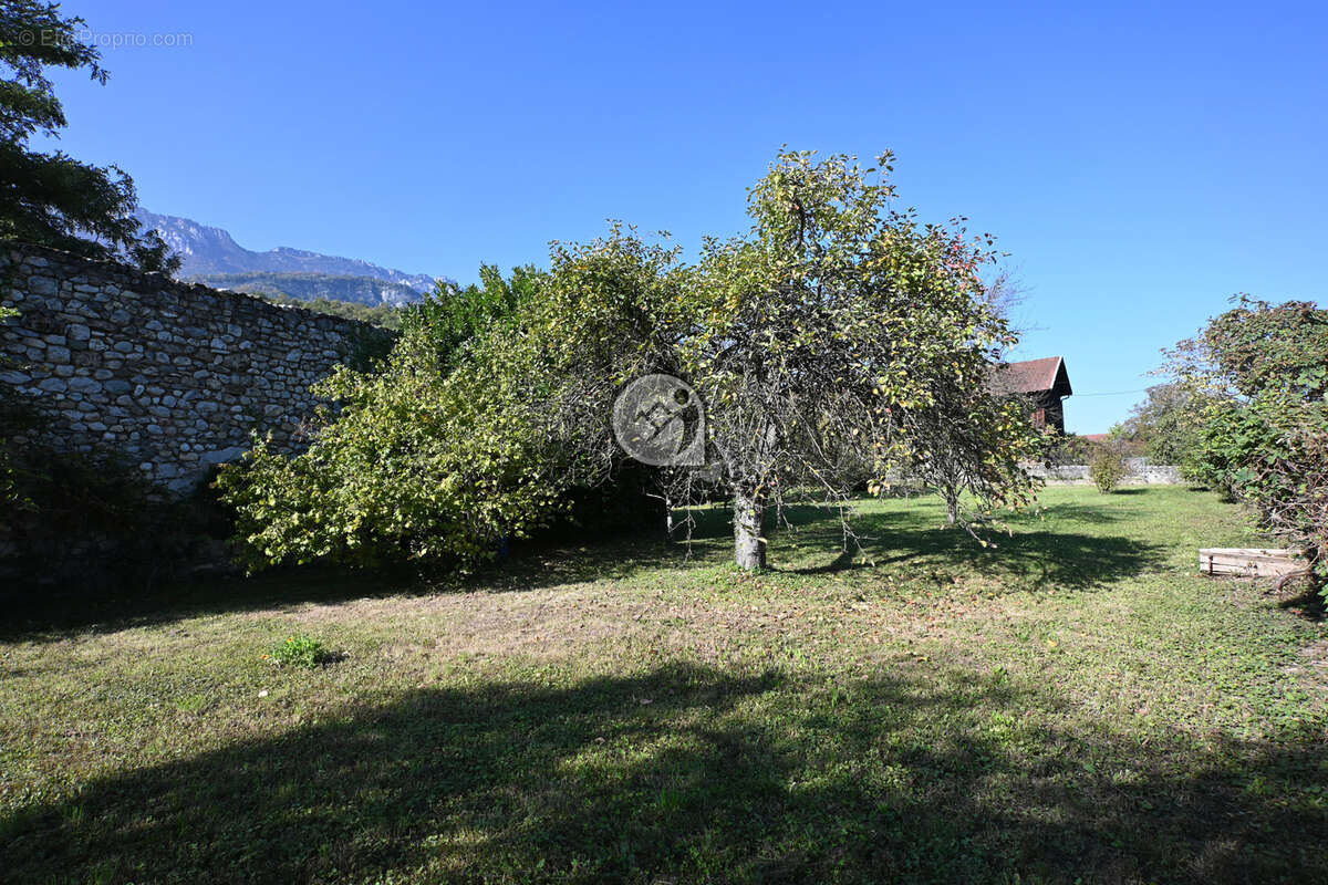 Terrain à LA BUISSIERE