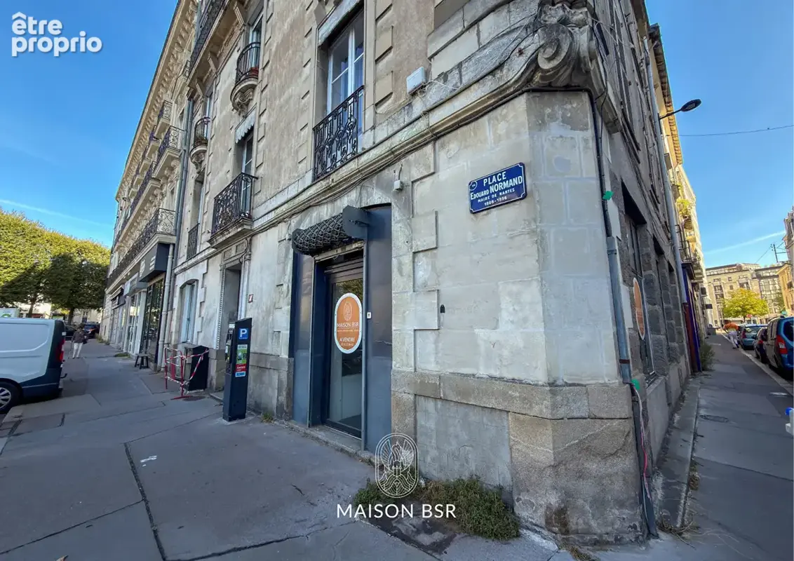 Local commercial avec sous-sol - Nantes place Édouard Normand - photo 2